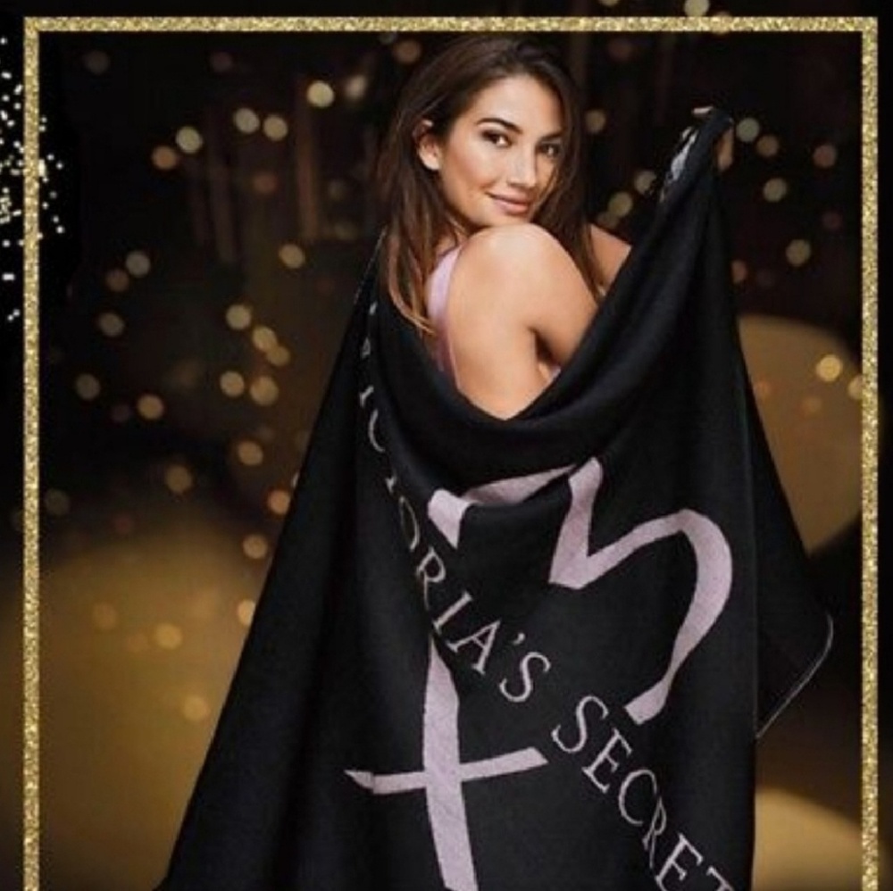 💥Flash Sale! 💟Victoria Secret  Blanket💟